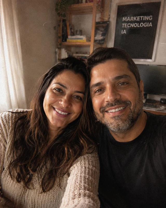 Fundadora do Gerador de Fotos que Vendem e seu marido, especialista em IA